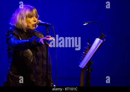 Il cantante inglese, cantautore e attrice Marianne fidato esegue un concerto dal vivo a Oslo Konserthus. Norvegia, 11/11 2015. Foto Stock