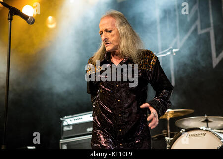 La American heavy metal band Pentagram esegue un concerto dal vivo presso Vulkan Arena di Oslo. Qui la cantante Bobby Liebling è visto dal vivo sul palco. Norvegia, 11/11 2015. Foto Stock