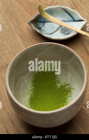 Preparare una ciotola di giapponese Verde matcha tea Foto Stock