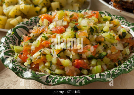 Piatto marocchino con fresche insalate fatte da una varietà di verdure close up Foto Stock