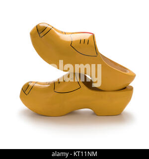 Colore giallo tradizionale olandese scarpe di legno su sfondo bianco Foto Stock