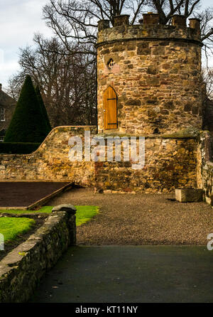 Vecchia torre colombaia rotonda, Lady Kitty's Garden, Haddington, East Lothian, Scozia, Regno Unito, con parete in macerie, cima a battente e porta ad arco Foto Stock