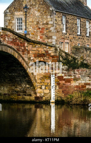 Xvi secolo Nungate Vecchio Ponte sul Fiume Tyne, Haddington, East Lothian, Scozia, Regno Unito. Un ponte di pietra arenaria con archi e acqua marcatore di livello Foto Stock