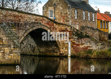 Xvi secolo Nungate Vecchio Ponte sul Fiume Tyne, Haddington, East Lothian, Scozia, Regno Unito. Un ponte di pietra arenaria con archi e acqua marcatore di livello Foto Stock