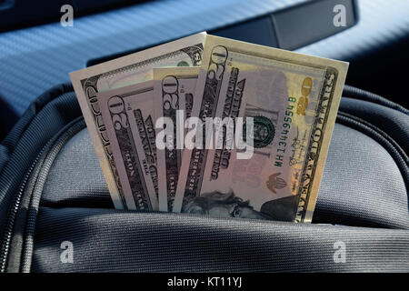 Di dollari in tasca della borsa. Il denaro americano Foto Stock