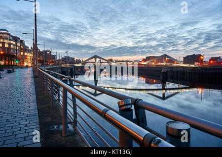 Sunrise oltre il riverside boulevard lungo il fiume Clyde a Glasgow, UK. Foto Stock