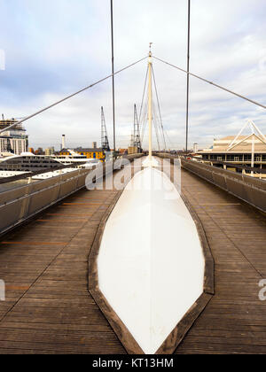 Sospensione ponte sul Royal Victoria Dock - Londra, Inghilterra Foto Stock