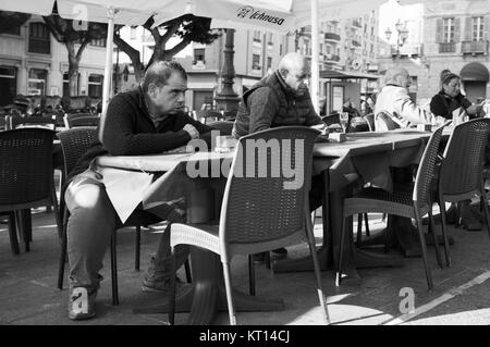 La gente del luogo in Piazza Yenne, Cagliari, Sardegna. Foto Stock