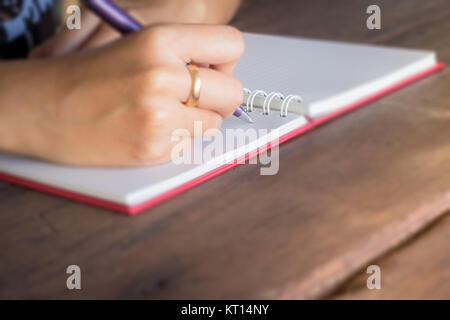 Noteboook carta su uno sfondo di legno Foto Stock