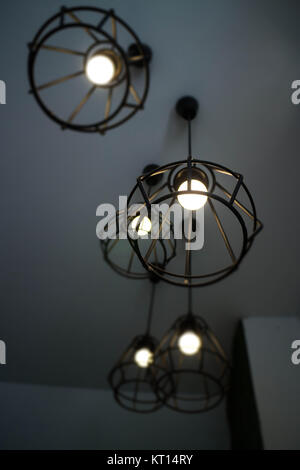 Vintage appeso lampadina sulla camera grigia Foto Stock