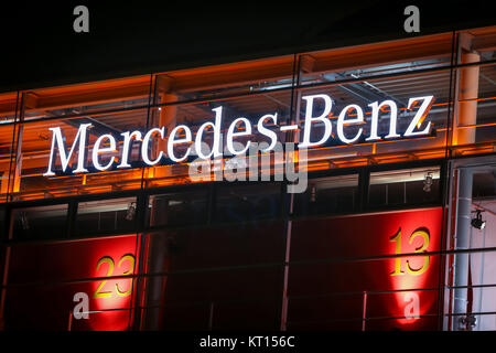 Monaco di Baviera, Germania - 11 dicembre 2017 : una vista della Mercedes Benz segno sulla concessionaria esterno dell'edificio di notte a Monaco di Baviera, Germania. Foto Stock