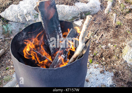 Incendio in un vecchio arrugginito barell Foto Stock