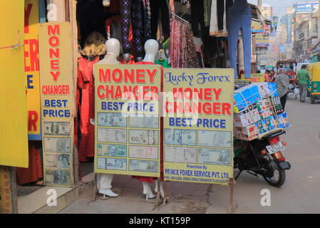 Lo scambio di denaro shop visualizza i tassi di cambio in Paharganj Bazaar principale mercato di New Delhi India Foto Stock