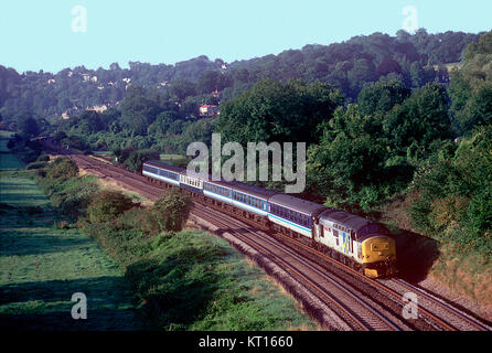 Classe 37 locomotive diesel 37425 numero di lavorare a livello regionale il servizio delle ferrovie nei pressi di Dundas acquedotto nella Valle di Avon. Il 27 agosto 1993. Foto Stock