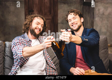 Gli amici di bere birra Foto Stock