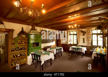 Tschechien, Böhmen : Stube des beliebten Wildrestaurants Utetreva im Naturschutzgebiet Kladska bei Marienbad. Foto Stock