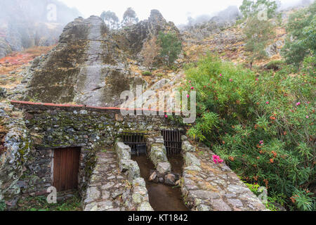 Paesaggio con nebbia, in primo piano un acqua mulino. Geoparco di Penha Garcia. Il Portogallo. Foto Stock