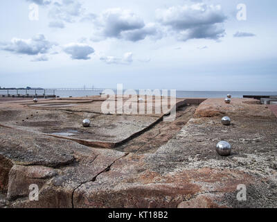 Oresund (Suono) stretto con il brige Oresund all'orizzonte e con la città di Malmo costa in primo piano Foto Stock