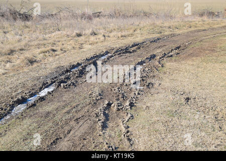 Via nella strada sterrata. problemi di viaggio su strade sterrate nel fango Foto Stock