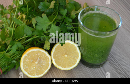 Il prezzemolo e il succo di limone olio di calore Foto Stock