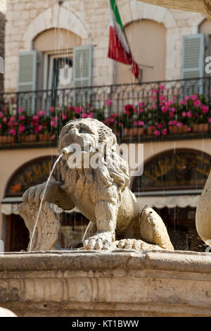 Lion fontana nella piazza principale della città di Assisi, Italia Foto Stock