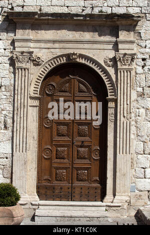 Residenziale in legno porta in Toscana. Foto Stock