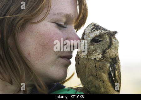 Giovane donna con collare indù owl sullo spallamento Foto Stock