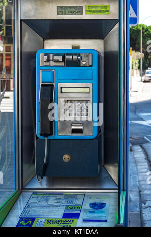 Spagna blanes - 20/09/2012: stand con telefono a gettoni per la città e le chiamate a lunga distanza Foto Stock