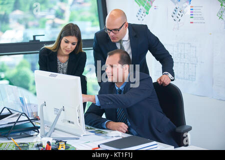 La gente di affari gruppo su incontro con il tecnico delle costruzioni architetto cercando edificio blueprint in ufficio moderno Foto Stock