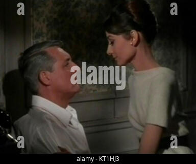 Cary Grant e Audrey Hepburn nella sciarada 3 Foto Stock