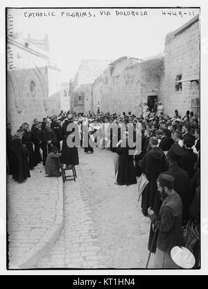 Questa immagine mostra i pellegrini cattolici che camminano lungo la via dolorosa a Gerusalemme, un percorso significativo nella tradizione cristiana associato alla passione di Cristo. Foto Stock