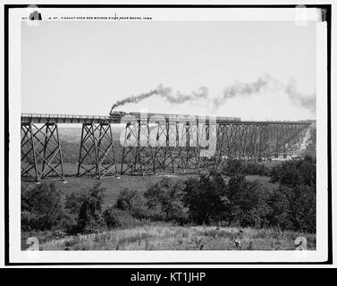 Questa fotografia storica mostra il viadotto della Chicago & North Western Railway, che attraversa il fiume Des Moines vicino a Boone, Iowa, illustrando il suo ruolo nella storia dei trasporti. Foto Stock