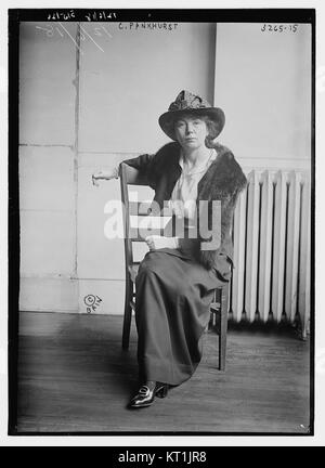 Questa fotografia del 1918 di Christabel Pankhurst la cattura durante il suo ruolo attivo nel movimento per il suffragio femminile. Come leader di spicco, Pankhurst giocò un ruolo fondamentale nel difendere i diritti delle donne e fu determinante nella lotta per il diritto di voto nel Regno Unito. Foto Stock