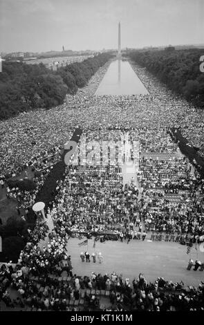 Una fotografia storica della marcia dei diritti civili su Washington, D.C., presa dal Lincoln Memorial, simboleggia la marcia del 1963 per l'uguaglianza razziale e la giustizia. Foto Stock