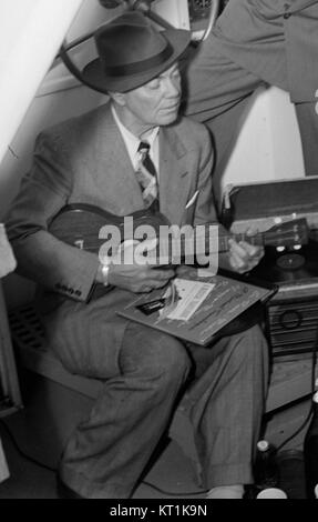 Cliff Edwards è stato un attore e cantante statunitense, meglio conosciuto per il suo ruolo di voce di Jiminy Cricket in Pinocchio (1940) della Disney. Nel 1947, Edwards è stato attivo nell'industria dell'intrattenimento, eseguendo e registrando musica. Fu una figura significativa nel primo cinema americano e nell'animazione. Foto Stock