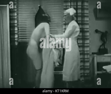 "Confessioni di un vice barone" (1943) è un film noir sulla malavita criminale, con una trama incentrata sulla corruzione e i dilemmi morali. La rappresentazione del film di stili di abbigliamento dell'epoca mette in evidenza la moda della metà del XX secolo nel contesto del crimine. Foto Stock