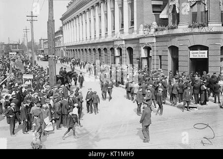 Questa foto mostra una folla fuori Shibe Park durante le World Series 1914, catturando un momento di entusiasmo mentre i tifosi si riuniscono per la partita di campionato. Le 1914 Series segnarono la vittoria dei Boston Braves. Foto Stock
