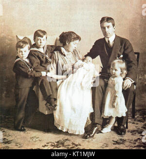 Questa fotografia mostra il principe ereditario Gustavo vi Adolfo di Svezia con la sua famiglia. Come figlio maggiore del re, Gustavo vi Adolfo fu una figura significativa nella storia reale svedese, contribuendo agli sviluppi culturali e politici nel paese. Foto Stock