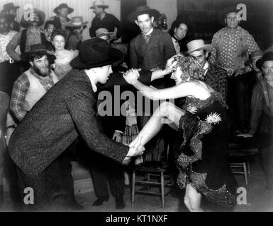 Destry Rides Again (1939) è un classico film WESTERN americano che fonde umorismo e azione. Presenta James Stewart e Marlene Dietrich in una storia di legge e ordine ambientata nel Vecchio West, mostrando lo stile in evoluzione del genere. Foto Stock