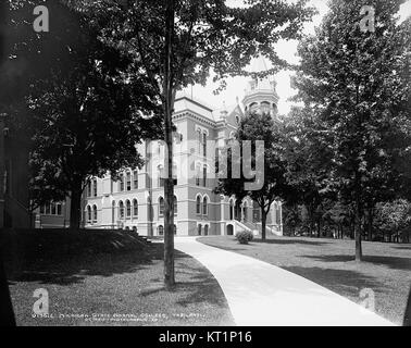 Una fotografia della Detroit Publishing Company che mostra il vecchio edificio principale MSNC da una prospettiva angolata, evidenziandone le caratteristiche architettoniche. Foto Stock