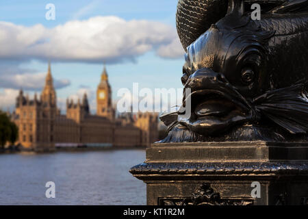 Chiusura del distintivo design pesce in ghisa lampioni in Westminster, Londra con le case del Parlamento al di fuori della messa a fuoco in backgroun Foto Stock