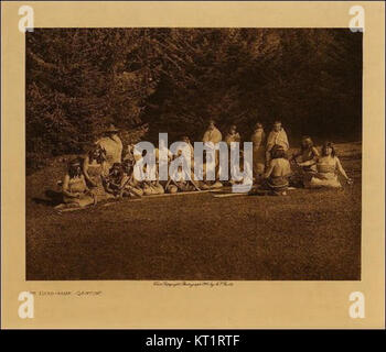 Questa fotografia di Edward Curtis, intitolata Image 96, fa parte della sua vasta collezione che documenta le tribù dei nativi americani, offrendo una visione storica della vita degli indigeni. Foto Stock