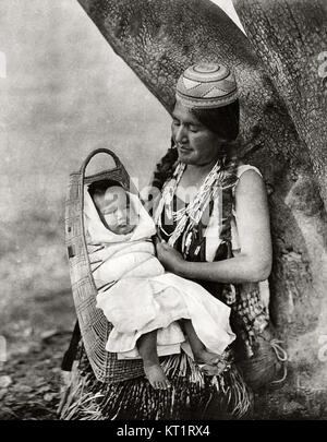 Questa immagine fa parte della collezione Edward S. Curtis, che mostra i nativi americani. Curtis, un famoso fotografo all'inizio del XX secolo, catturò la vita, la cultura e le tradizioni di varie tribù native americane negli Stati Uniti. Foto Stock