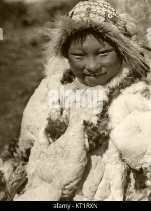 La collezione di Edward S. Curtis, *People 017*, fa parte della sua serie che documenta le culture dei nativi americani. Questa fotografia cattura la dignità e le tradizioni dei popoli indigeni all'inizio del XX secolo. Foto Stock