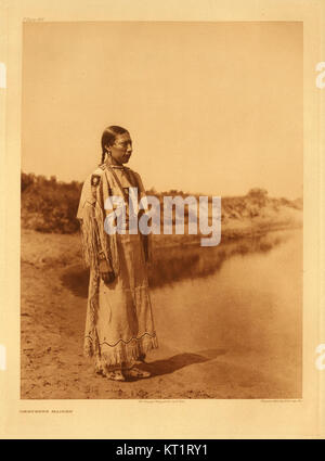 Questa fotografia della Edward S. Curtis Collection cattura un individuo dei nativi americani, mostrando la rappresentazione dettagliata e rispettosa degli indigeni nel lavoro fotografico di Curtis. Foto Stock