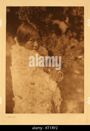 Edward S. Curtis era un fotografo ed etnologo americano noto per le sue immagini di nativi americani. Questa fotografia fa parte della sua vasta collezione che cattura la vita quotidiana, i costumi e le tradizioni delle comunità indigene in tutto il Nord America all'inizio del XX secolo. Foto Stock