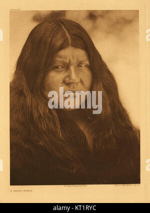 Questa immagine della collezione Edward S. Curtis mostra i nativi americani, catturando gli aspetti culturali e tradizionali della loro vita. Il lavoro di Curtis è rinomato per la documentazione delle tribù indigene in Nord America durante l'inizio del XX secolo. Foto Stock