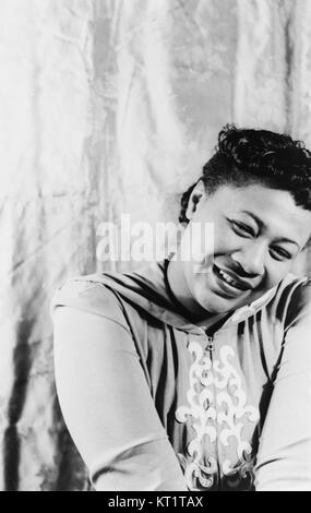 Ella Fitzgerald, un'iconica cantante jazz americana, è nota per il suo potente talento vocale e per i suoi significativi contributi al jazz e alla musica popolare durante il XX secolo. Foto Stock