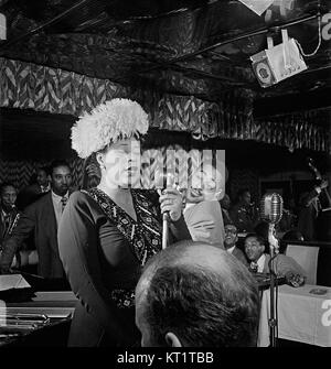 Ella Fitzgerald, una leggendaria cantante jazz, viene catturata qui nel settembre 1947, conosciuta per la sua eccezionale voce e i suoi contributi musicali alla storia del jazz e della musica pop americana. Foto Stock