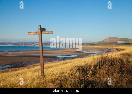 Passeggiata costiera nei pressi di Shell Bay con largo legge Hill in background, Fife, Scozia. Foto Stock